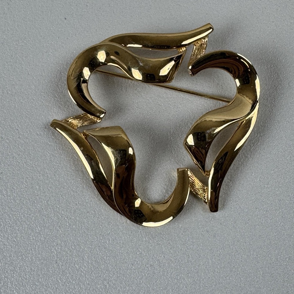 Vintage‎ Monet Gold Tone Ornate Brooch Pin
